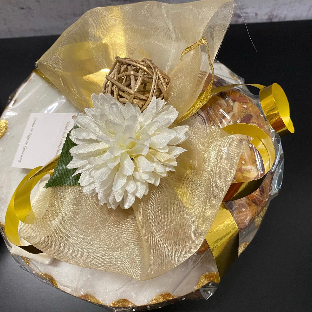 mygingercrush's tweet photo. Amazing Diwali gift hamper for a blissful Diwali for your loved ones!
Marble cake stand from @mygingercrush and Almond Cranberry Tea Cake from @blissful_bytes
#vadodara #gifting #cake #decor #diwali #blissful #gifting https://t.co/qwuSb8QBid