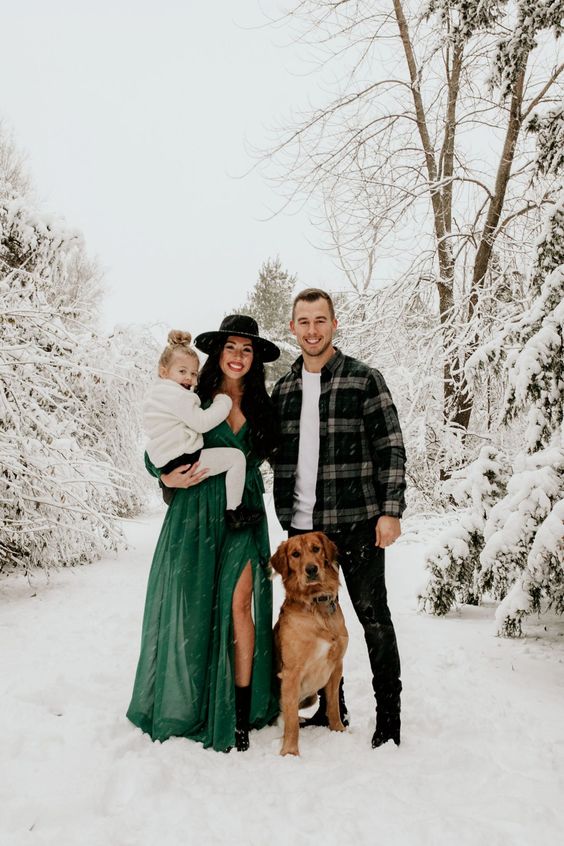 FamilyStore10's tweet photo. Families are like branches on a tree, we grow in different directions yet our roots remain as one 💖 #family #together #happyfamily #dad #mom #daughter #bestiedogs #lovefamily #timeforfamily #Familylove https://t.co/Vy4KeQ22Yk