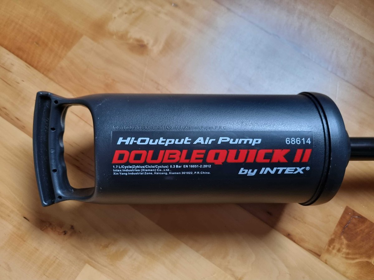 KRRUat's tweet photo. Liebe LAN Besucher!
Die Freestyle Zero 15 ist zu Ende und sie war dank euch wieder ein voller Erfolg. 🥳
Da es jemand besonders eilig hatte, haben wir eine Luftpumpe beim Aufräumen einsammelt und würden sie gerne zurückgeben.😅
Liebe Grüße 
eure KRRU 
📷Sovereign/ KRRU https://t.co/4F0rLkHyE9