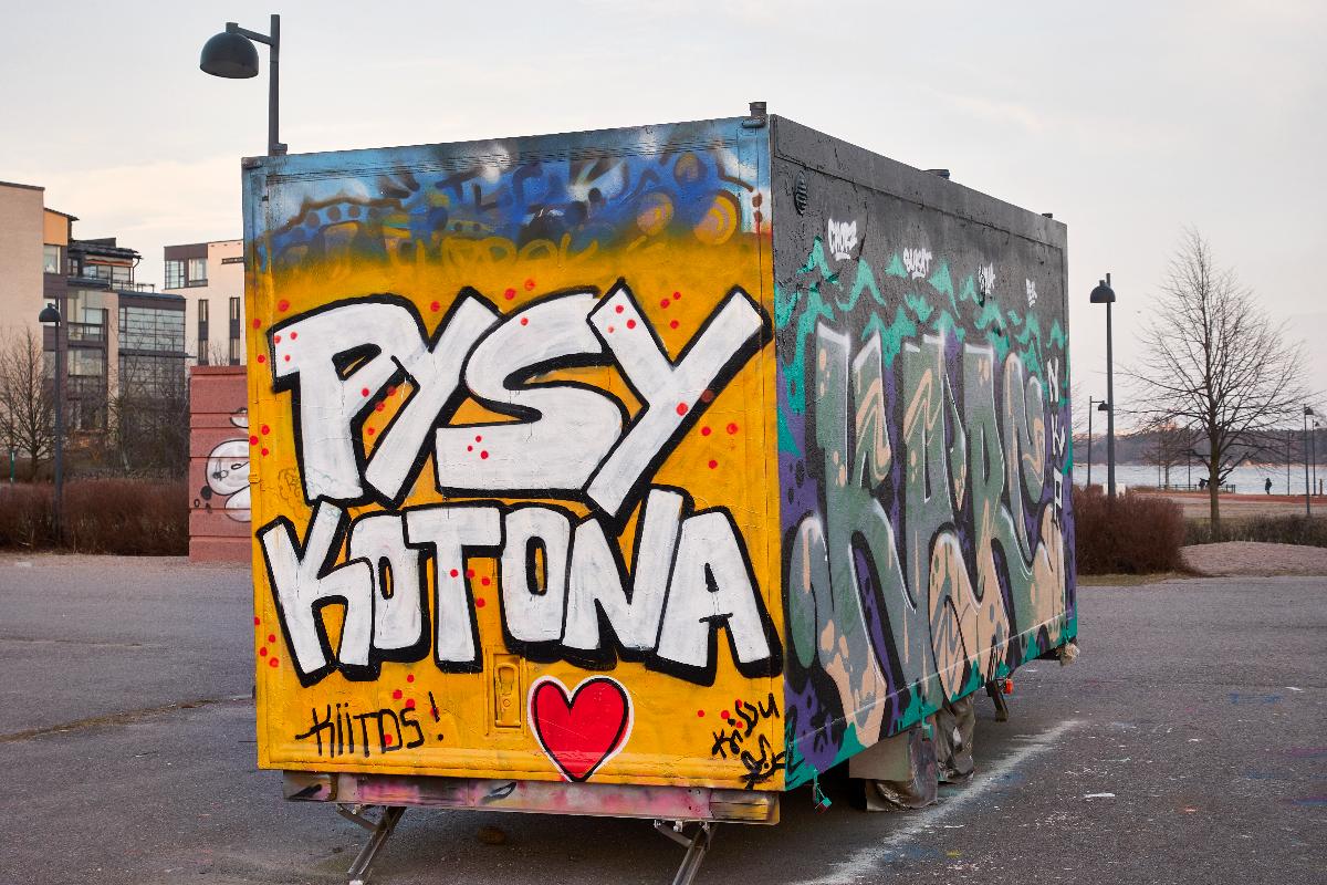 Museovirasto's tweet photo. Tallennamme paitsi mennyttä myös nykyhetkeä. Korona-ajalta on tallennettu muun ohella myös aiheesta tehtyjä graffiteja. Katso koko kokoelma Finnassa: https://t.co/IrFPkg7QzX
Kuvan Pysy kotona -viestin kuvasi Hannu Häkkinen 25.3.2020
#nykydokumentointi #korona #graffitit https://t.co/y352i7U7lU