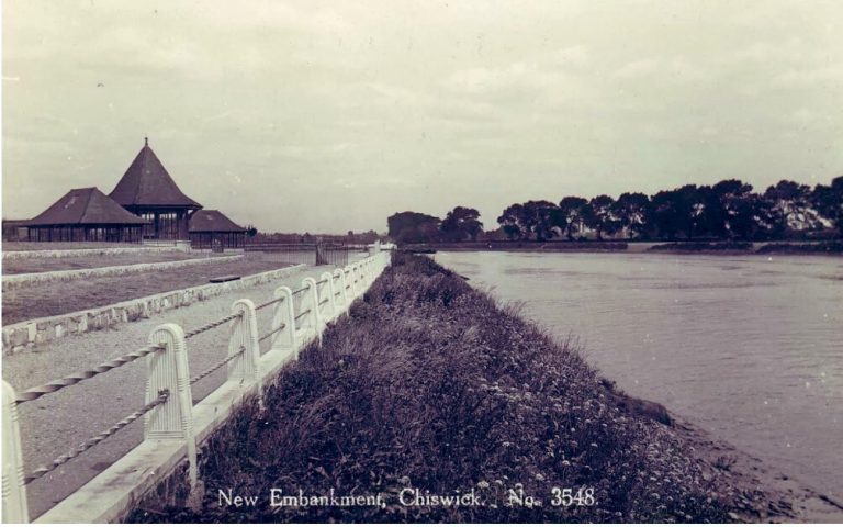 BCLocalHistory's tweet photo. In 1923 Chiswick Urban District Council purchased 200+ acres of Dukes Meadows, designating the land as public & private playing fields & open space, and built a riverside promenade, a bandstand & a childrenβs play area with paddling pools. https://t.co/DPOuaYOokT #HBAHEnvironment https://t.co/h4MKkD2Bub