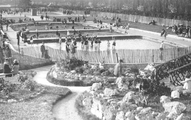 BCLocalHistory's tweet photo. In 1923 Chiswick Urban District Council purchased 200+ acres of Dukes Meadows, designating the land as public & private playing fields & open space, and built a riverside promenade, a bandstand & a childrenβs play area with paddling pools. https://t.co/DPOuaYOokT #HBAHEnvironment https://t.co/h4MKkD2Bub
