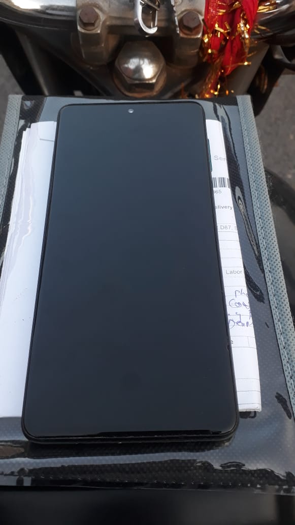 astatran's tweet photo. @SamsungIndia Finally the phone was picked up today from home for repair. But the person who had picked it up is claiming that screen is damaged. Is it? See the pix sent by the person who has picked it up today.4335101865 is fresh complaint no. Can you do any thing to resolve the issue. https://t.co/tmvrw9LNKw