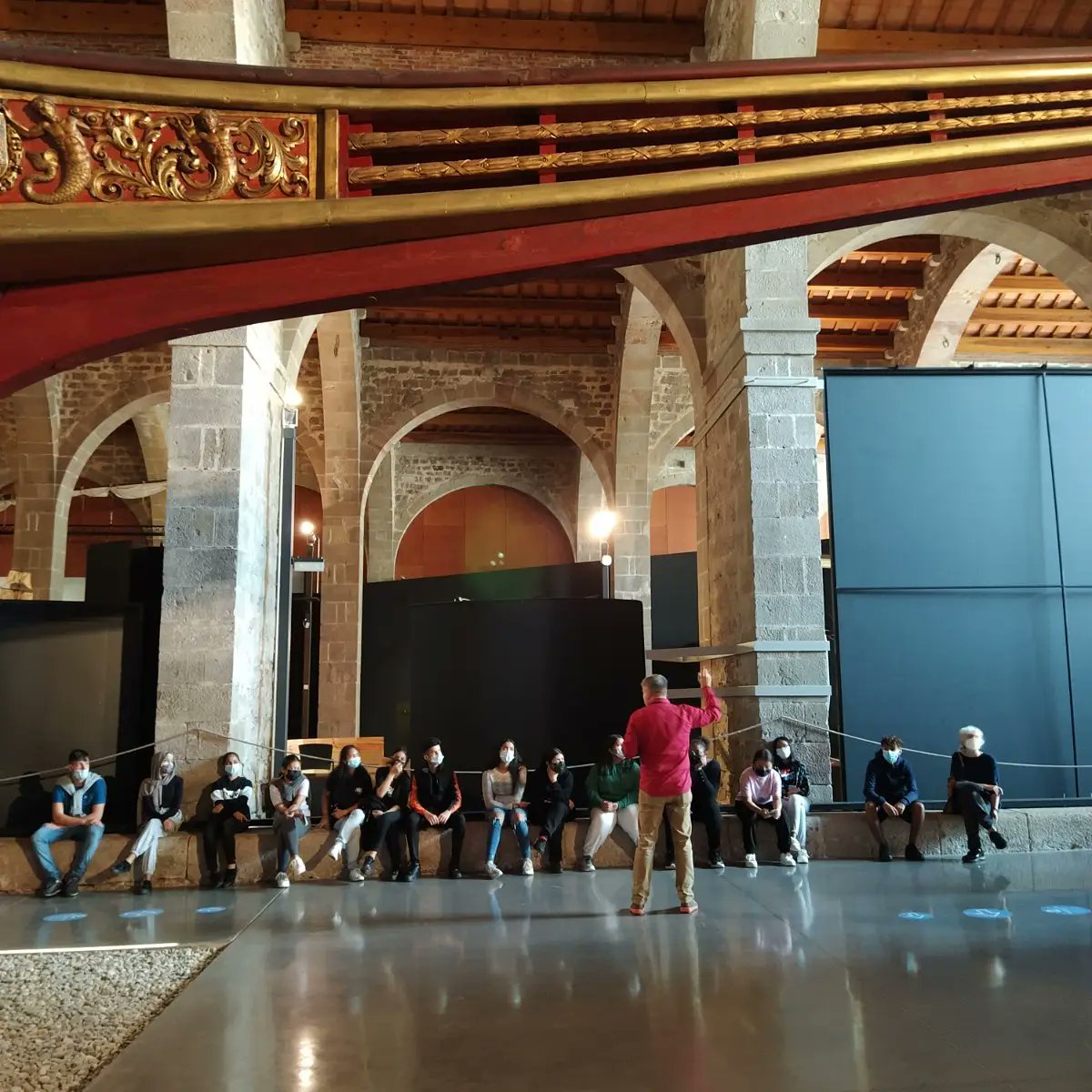 insmtarradell's tweet photo. L'alumnat de 1er de batxillerat ja ha fet la primera sortida del Projecte Raval, van visitar el Museu Marítim de Barcelona. No deixeu de visitar la nostra pàgina web on trobareu més informació sobre el projecte i la sortida! #insmt #instarradell #1batx21 https://t.co/Fia5YPl7o7