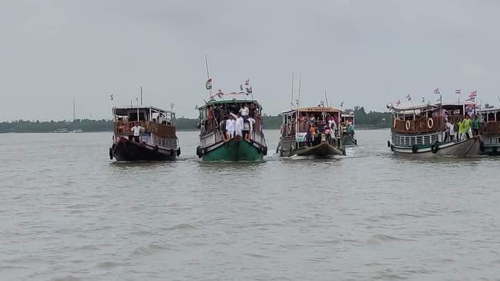 BapiHaldarMP's tweet photo. প্রতিদিনের ন্যায় আজ আবারো নির্বাচনী প্রচারে শেষ দিনের শেষ লগ্নে গোসাবা বিধানসভা কেন্দ্রের বিদ্যাধরী নদীর নদীপথে আজ শেষ প্রচারের ঝড় তুললেন তৃণমূল কংগ্রেসের কর্মীরা। https://t.co/7dZHOUYC22