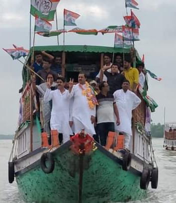 BapiHaldarMP's tweet photo. প্রতিদিনের ন্যায় আজ আবারো নির্বাচনী প্রচারে শেষ দিনের শেষ লগ্নে গোসাবা বিধানসভা কেন্দ্রের বিদ্যাধরী নদীর নদীপথে আজ শেষ প্রচারের ঝড় তুললেন তৃণমূল কংগ্রেসের কর্মীরা। https://t.co/7dZHOUYC22