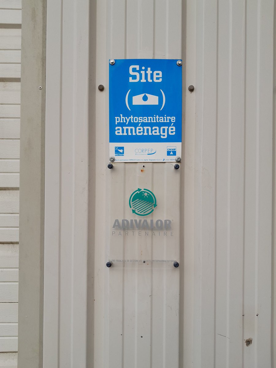 DavidMeallet's tweet photo. Rénovation de l'affichage devant l'aire de remplissage pulvé de la #stationdekerguehennec merci @adivalor pour la nouvelle signalétique ! 
@agritof60 @PierreEtienneG @CRODIP https://t.co/V7N8HM9x7s