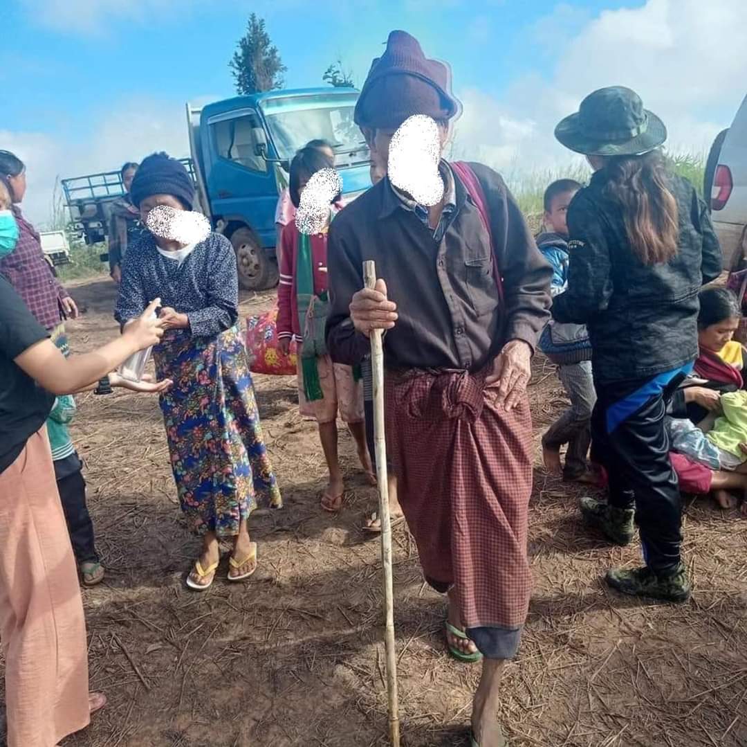 Chanapai247's tweet photo. As junta terrorists arbitrarily OPNED HEAVY WEAPONS in Shwe-Pyi-Aye AKA #KaThae village of #PhaeKhon tsp from 3 AM to 4 AM of this morning , armedless locals have to anscond from their village with the help of @FreeBurmaRangrs &amp; KNDF B-03 .

#Oct27Coup #WhatsHappeningInMyanmar https://t.co/sp15nqxqEM