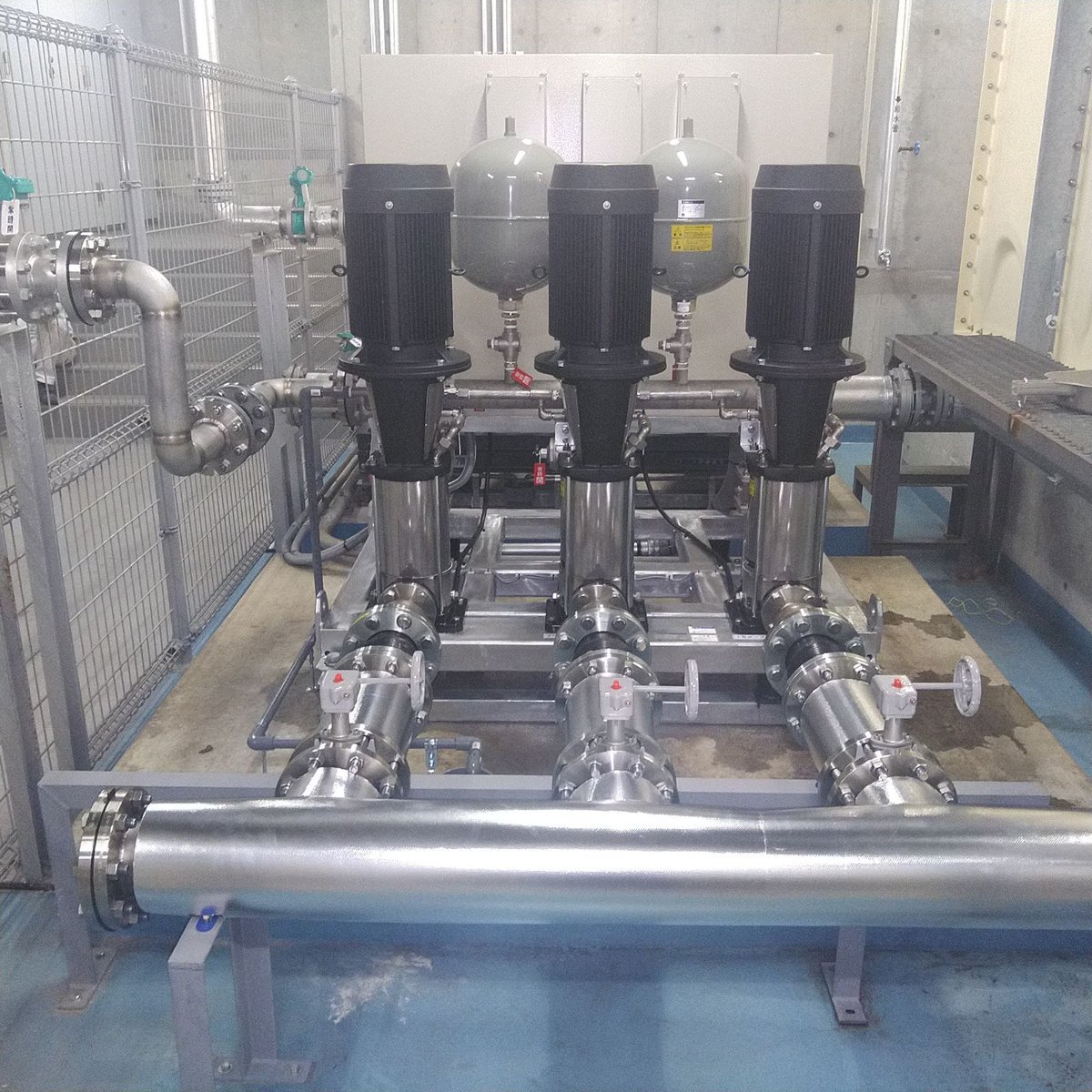 fuji_denki's tweet photo. 某マンションの加圧給水ポンプのリニューアル工事の現場に伺いました！電気の会社ですが、【ポンプ】も施工します！
少しでも早く水を復旧できるよう準備を重ねてきました。職人さんの手際の良さと連携もあり、工事は無事完了しました！
 #電気工事 #マンション #ポンプ室 #修繕工事 #改修工事 #BCP https://t.co/rDlYfVa4E2