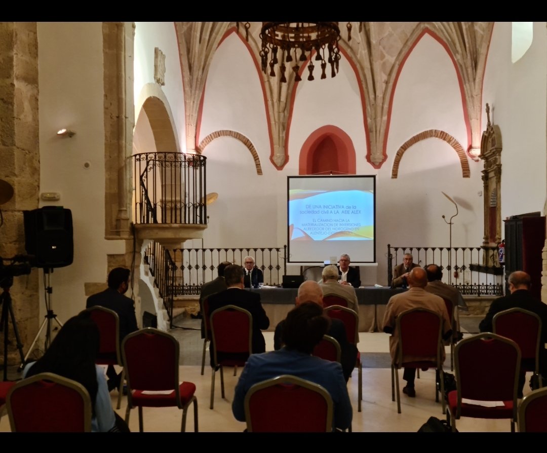 Soi_H2's tweet photo. Por fin, después de 2 años de trabajo, ➕ de 7️⃣3️⃣ reuniones semanales, 9️⃣ sesiones virtuales, mas de 1️⃣4️⃣9️⃣ ponentes,...estamos aquí, en #Trujillo, poniendo sobre la mesa las oportunidades  #Hidrogeno en el espacio #ALEX= #Alentejo + #Extremadura. Puedes seguirlo por streaming https://t.co/kQxOybfLim