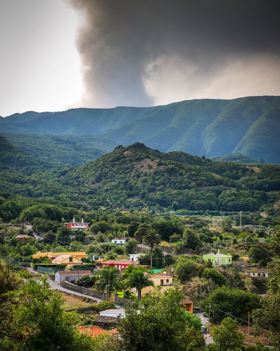 Una isla que, con solo cruzar la cumbre, parece dos. Pero no hay cumbre que separe en dos el corazón de los palmeros, ya sea que “Esté” lloviendo ceniza “Oesté” erupcionando al lado de nuestros hogares. ¡Mucha fuerza La Palma! 

#BreñaBaja #LaPalma #VolcandeLaPalma #Canarias