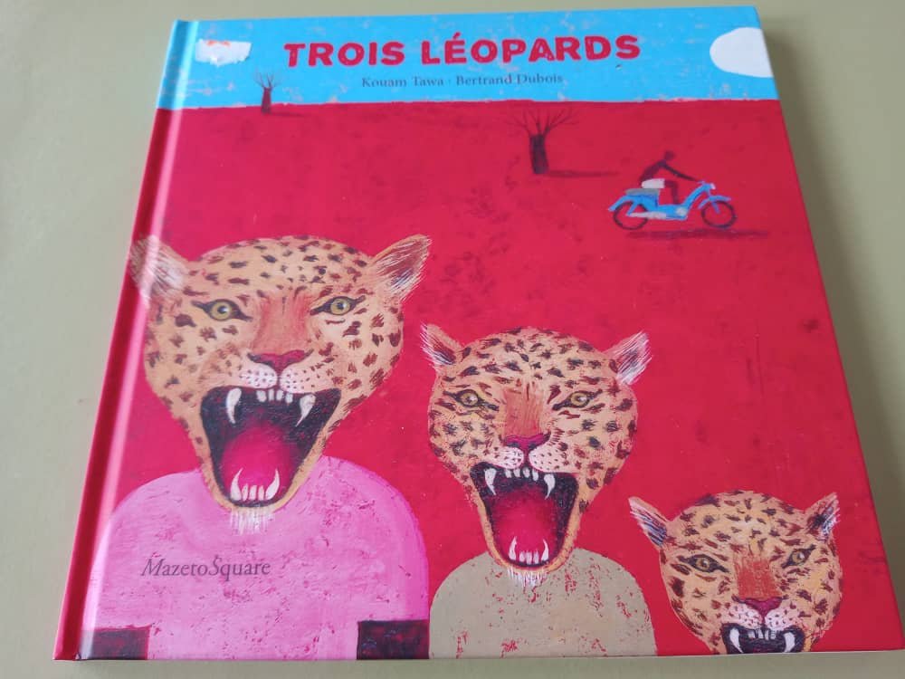 Ma découverte 😍.

C'est bel album jeunesse des auteurs Camerounais Kouam Tawa et Bertrand Dubois :Trois Léopards, éditions MazetoSquare. 

30 pages qui racontent avec des mots et des images l'histoire de trois jeunes léopards qui s'en allaient à la chasse en chantant en choeur.