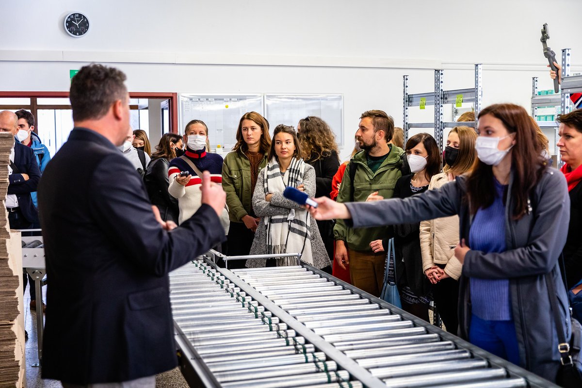 Asociace_CSR's tweet photo. Před týdnem ve středu 20. října jsme se vydali do skladu našeho e-shopu s udržitelnými dárky #NakupNaDobro, který se nachází v Havlíčkově Brodě. 📦 Vůbec poprvé se tak otevřely brány skladu nejen našim členům, ale i všem zájemcům o udržitelné nakupování. 🛍🛒 @Ergotep @dpd_cz https://t.co/L5PVVWq9OY