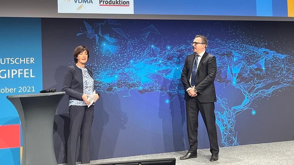 VDMAonline's tweet photo. Henrik Schunk, Vize Präsident im VDMA: „Der Preis ist enorm wichtig für die Branche, weil wir schneller als der Wettbewerb sein müssen und uns der Transformation stellen wollen. Und natürlich wollen wir auch den Unternehmergeist fördern!“ #StartupAward #MBG21 #StartupMachine https://t.co/ZcgsqgnN71