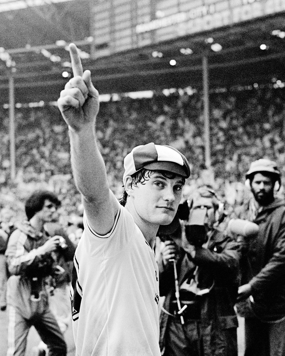 SpursOfficial's tweet image. 🎈 Happy Birthday to the one and only, @GlennHoddle! 🎉