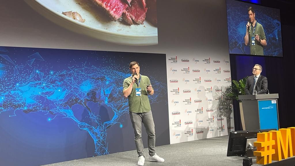 VDMAonline's tweet photo. Erster Pitch beim #StartupAward: Simon Krech, Core Sensing, möchte Maschinen das Fühlen beibringen. „In der Zusammenarbeit profitieren wir mit unseren Partnern voneinander“ #mbg21 #StartupMachine #Startups #Maschinenbau https://t.co/KSa1wSEbpx
