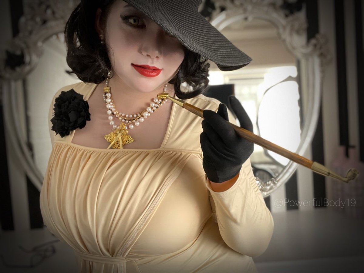 #ハロウィンコスプレ 
#Halloween 
#halloween2021 

『バイオハザード  ヴィレッジ』より

巨大な貴婦人
オルチーナ・ドミトレスク

#バイオハザード
#バイオハザードヴィレッジ 
#Biohazard 
#ドミトレスク夫人 https://t.co/NXluwlFV8t