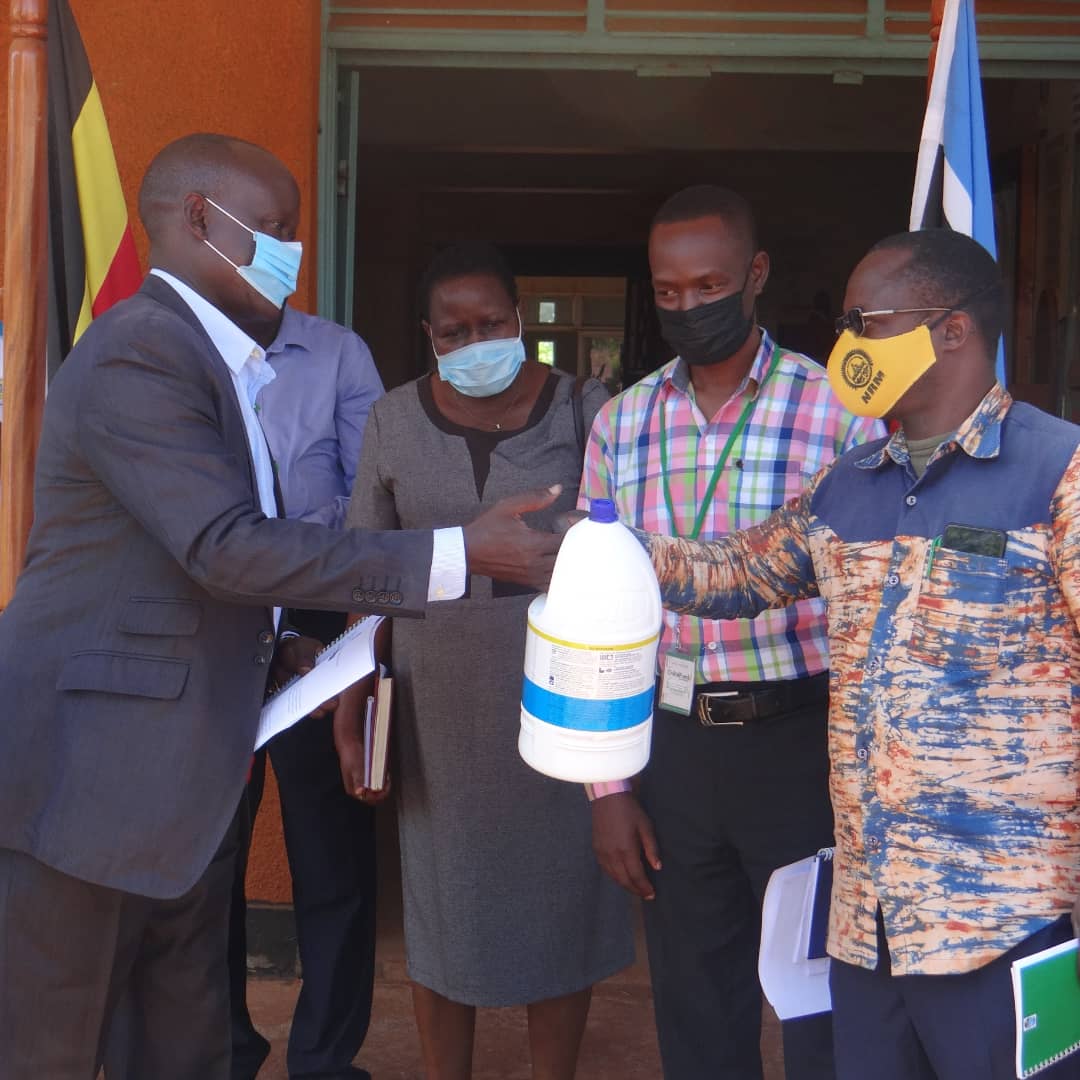 BLocalgovt's tweet photo. District #COVID19Taskforce this morning flagged off distribution of items to supporting in #COVID19 prevention donated by Busia Area Communities Federation with support from @ChildFundUganda. Items including jik,liquid soap,hand washing cans were received by District leadership https://t.co/dUqDQKyOP4