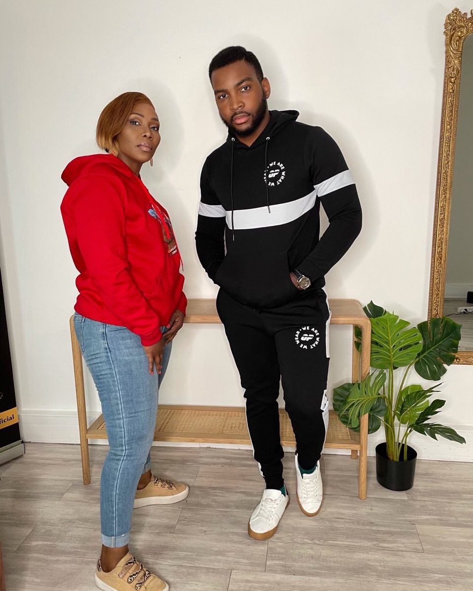 nyalabi_'s tweet photo. #Repost. Ce maintien de la forme qui donne accès au niveau suivant… @opans_officiel  ⚫️⚪️🔴

#black #red #white #photooftheday #streetwear #lifestyle #branding #brand #nyalabi #nyalabiwear #paris #africa https://t.co/oneFVaviUr