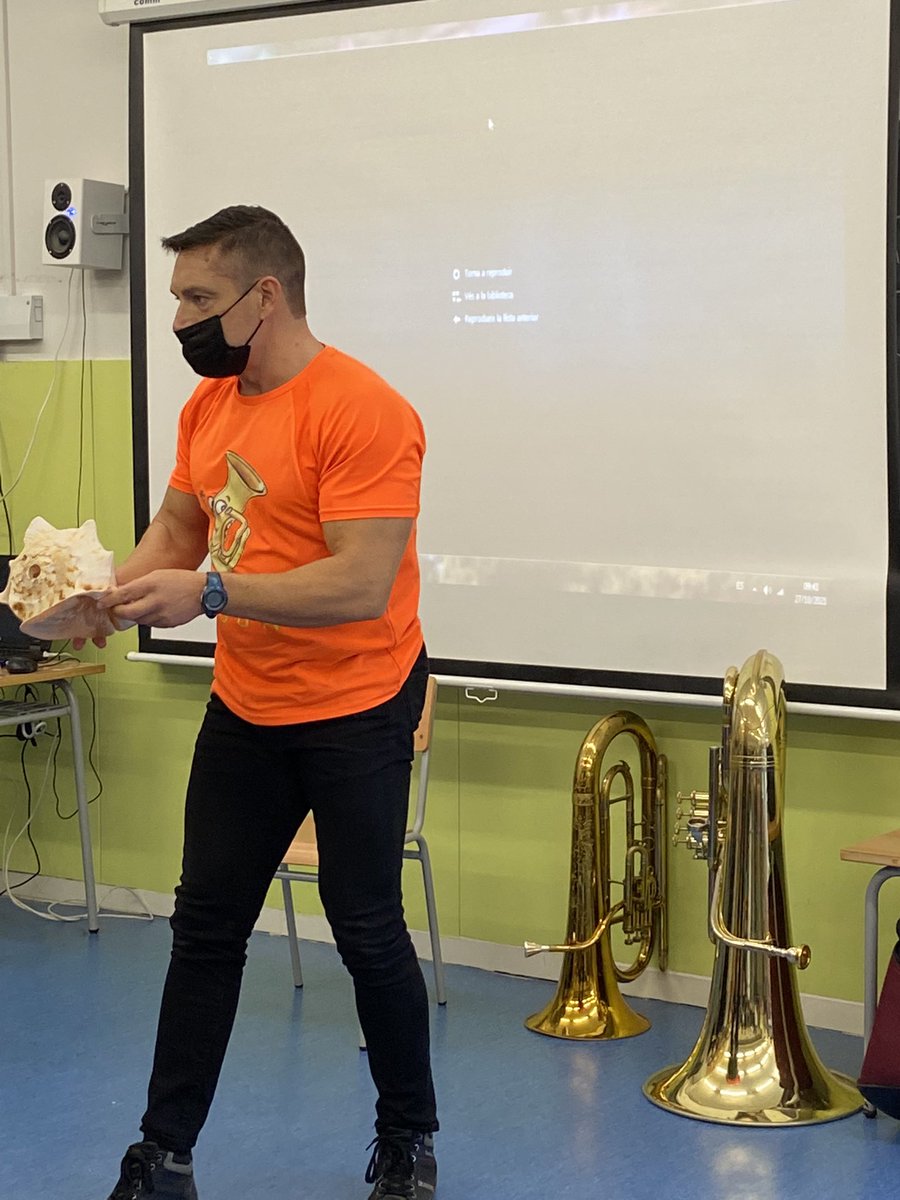 EscSotdelCamp's tweet photo. A l’escola @EscSotdelCamp seguim amb audicions musicals amb l’alumnat! Avui els infants de 5è han gaudit moltíssim 👏🏼👏🏼amb en Toni @audicioescolar🎼 música, històries i experimentació que apropen als infants al màgic món de la música🎼💫✨ @SSTTMVO  @crpaltmaresme https://t.co/q1V1GKWpUS
