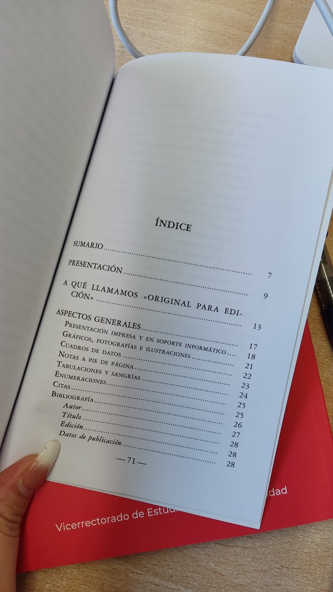 intolaura's tweet photo. ¿tienes que escribir tu TFG/TFM y tu tutor no te ha explicado nada sobre la tipografía que se usa?

¿alguna vez te has preguntado cómo se cita? ¿cada epígrafe se escribe diferente? ¿qué fuente, tamaño e interlineado se usa en un ensayo? 

esta será vuestra Biblia ahora 🥸 https://t.co/fWCx8hklWn