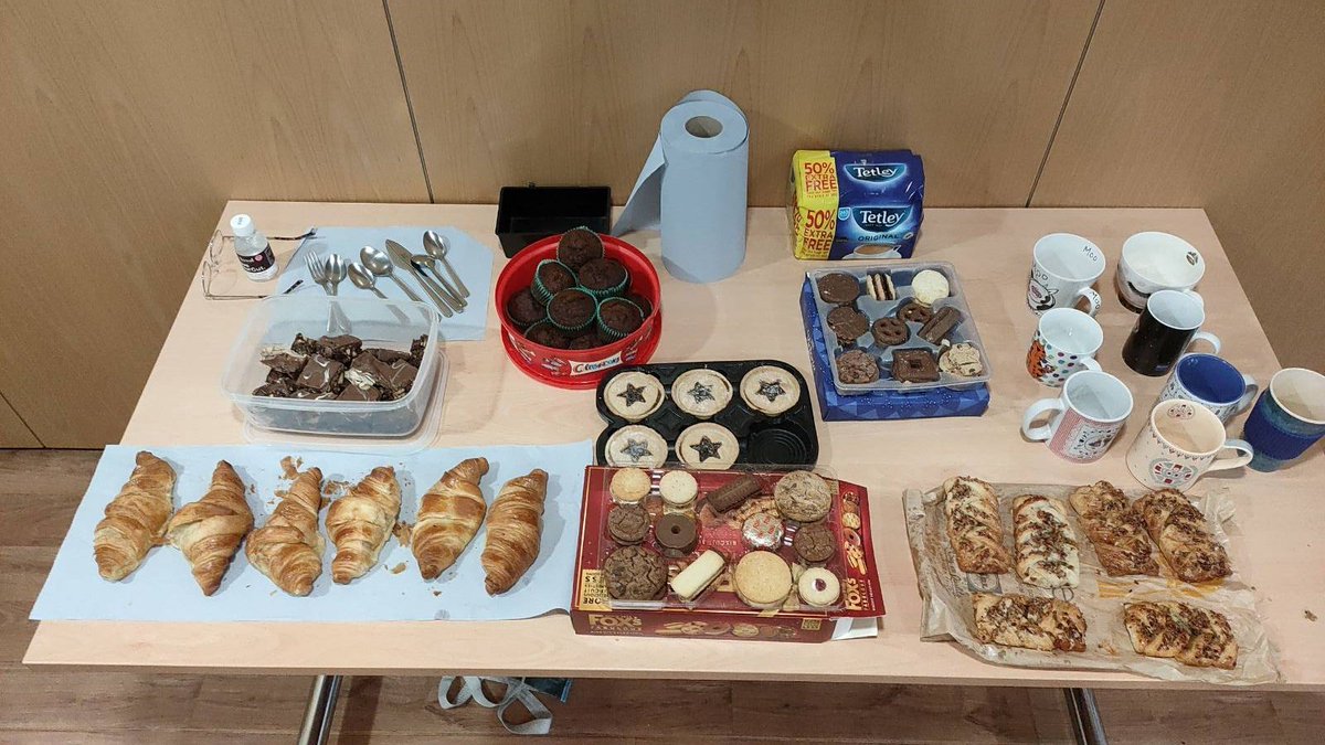 ECOgroup_SII's tweet photo. Here are @neuroimmuno_gla colleagues launching the challenge at @iiiglasgow. Free tea/coffee and cake until 12pm so come on down for a chat about sustainability! https://t.co/moLitkrbk5