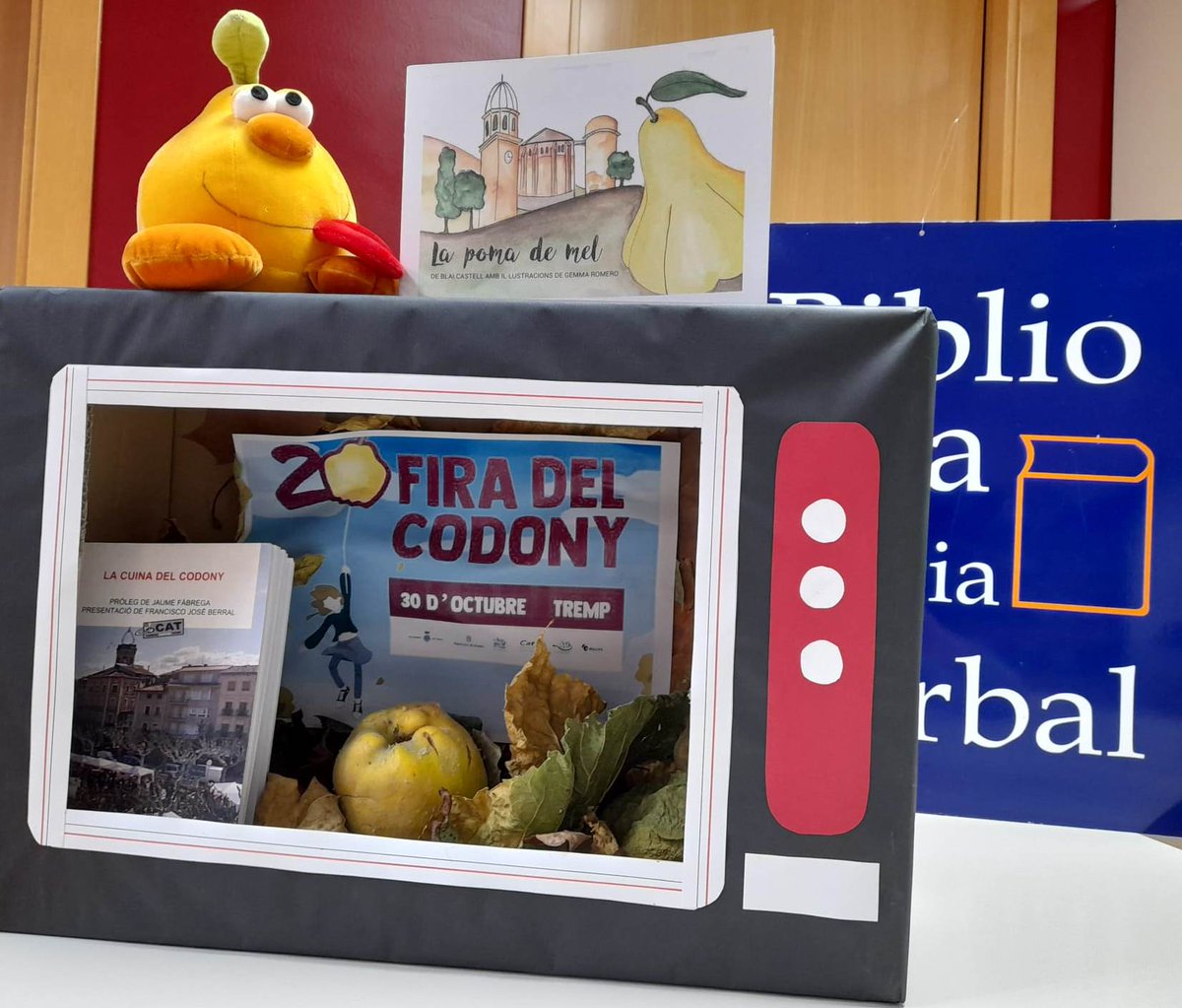 BiblioTremp's tweet photo. 📢Avui a les 18h al Casal Cultural, presentació del conte Poma de Mel @BlaiCastell i @gemmrome
"Diu que temps era temps, un parell de goiats trempolins van fer un descobriment que encara avui fa les delícies de xics i grans...".
Dins de la #FiradelCodony @AjTremp @AtgPallars https://t.co/DiHVTn6aKw