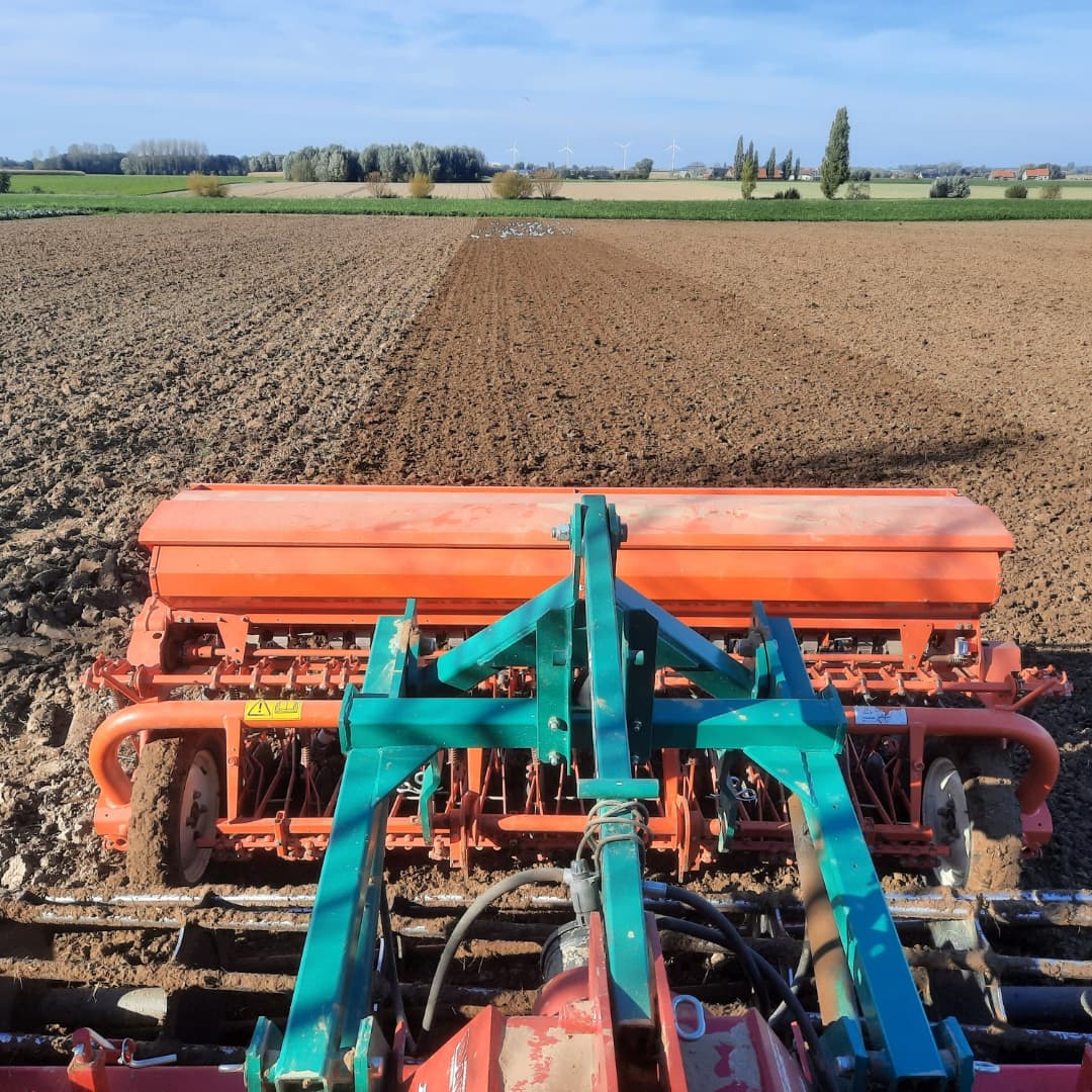 Iemand ervaring met wiedeg in wintergraan in najaar in systeem zonder vaste rijpaden ? Voor of na opkomst? Ik weet dat het soms wordt genoemd, maar voelt voor mij aan als theorie. Heb schrik dat de sporen zichtbaar blijven in gewas en grond en dat spoor waterbaan wordt. #winter