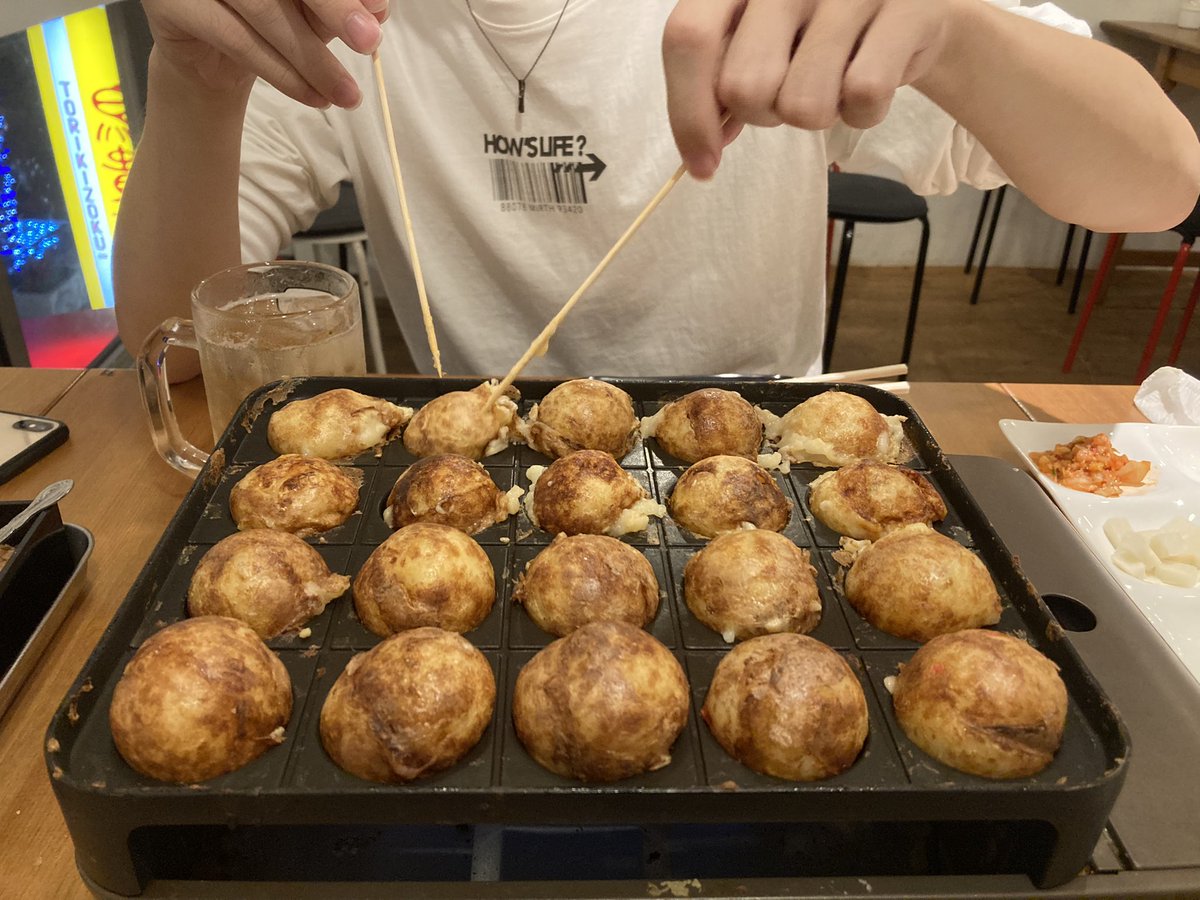 yanshuri_love's tweet photo. isaporon様を求めて、たこ焼き王国さんに行ってきました😍
1番乗りだそうです！✌️
大阪の海遊館近くのお店で、めちゃ美味しいのはもちろん、店長さんもイケメンで気さくな方で良き良きでした💖
これはもう皆行くしかない！！✨
あ、あと店員さん超美人😍😍😍

@isaporonCRb 
#たこ焼き王国 https://t.co/GsLWKq4FSR