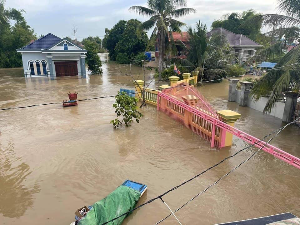 RAVIDvoeun's tweet photo. Flooding in #Bakou village #DangKor district, Phnom Penh. https://t.co/9C5Mw1Oc2T