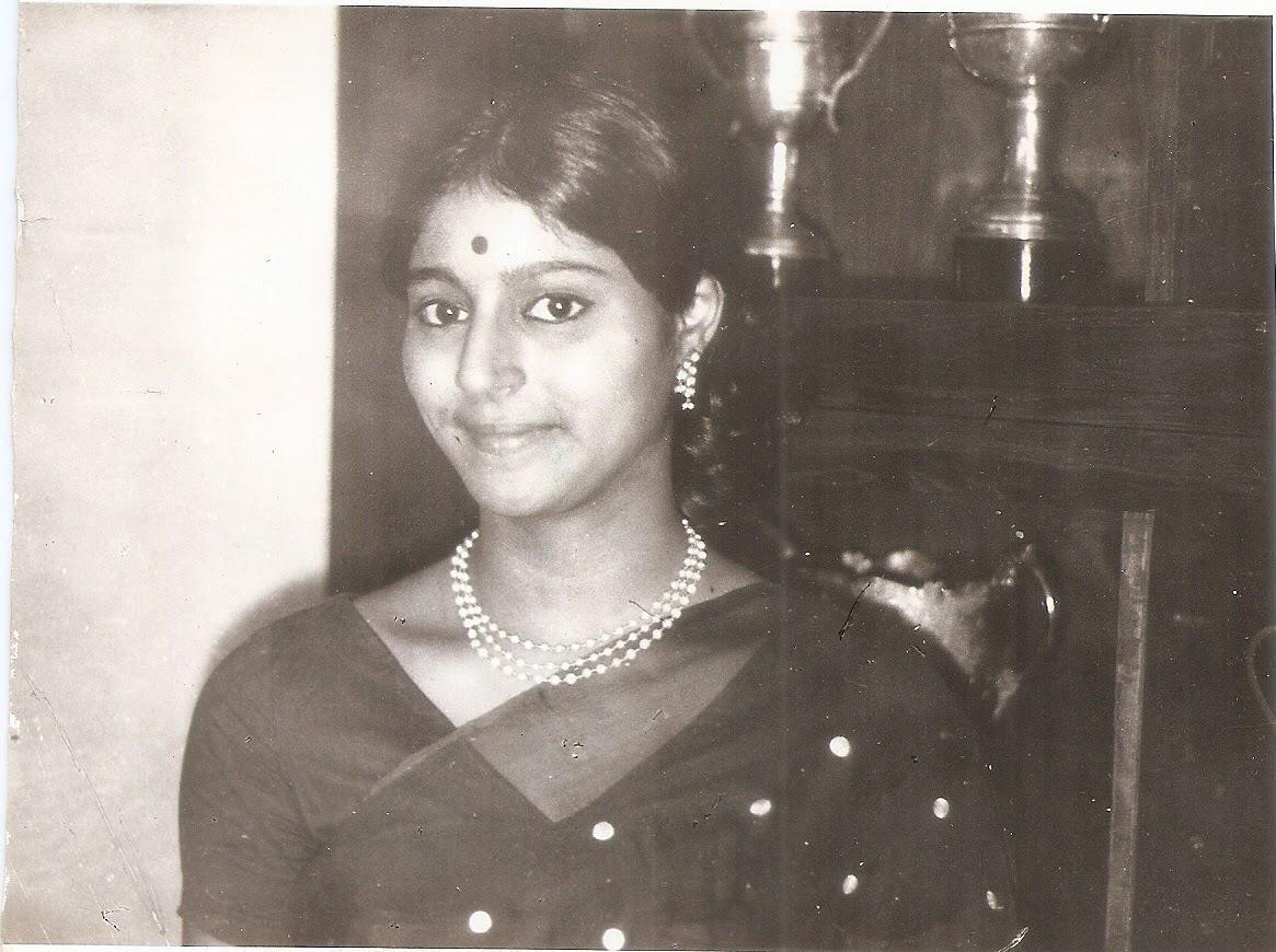 MatungaMami's tweet photo. #BindiTwitter #Bindi #Bindipride
Since ages,all Hindus adorned our foreheads with bindi,saandhu, chandan,kumkumam.If forehead was bare it meant she was from a different https://t.co/UfBLwaYaG1 1st gave up on vibhuthi/chandan& this generation sadly many don't.That was me in photo. https://t.co/Idg1bCBc91