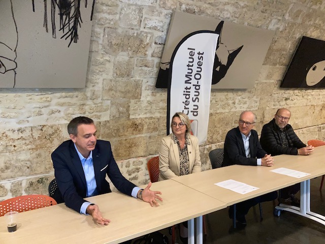 cmarkea's tweet photo. 🤝Le @cmarkea est fier de devenir mécène de l’École @42Angouleme. Le groupe et @CMSudOuest ont souhaité dès l'origine du projet, accompagner cette école d’un nouveau genre dans son développement sur le territoire charentais. 
#mécénat #Ecole42 #CMSO #Innovation #Territoire https://t.co/ba87crGgur