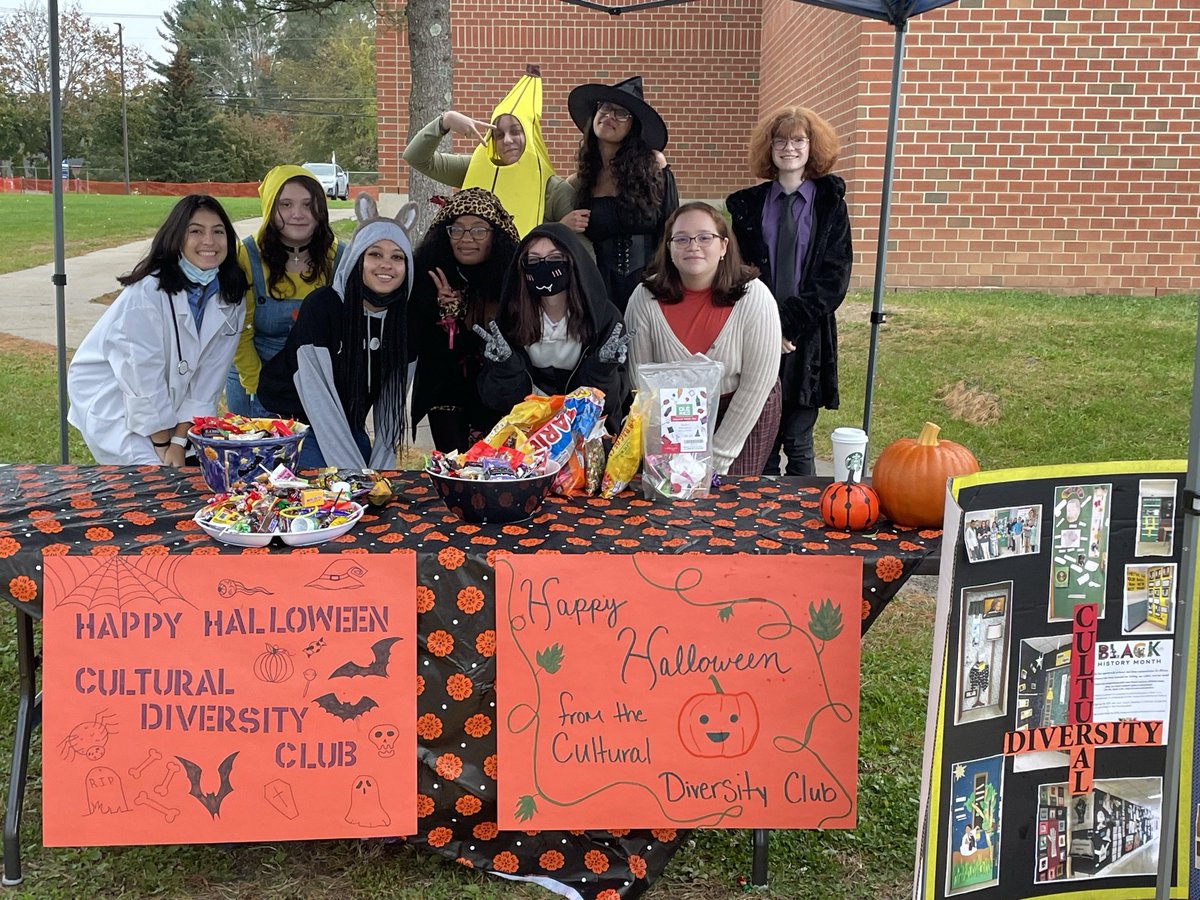 danielleu0916's tweet photo. PVHS Cultural Diversity Club had a fantastic time Saturday night passing out candy for the Community Trick or Treat night! Thank you to all the amazing students and families who participated! @PVBEARSHS https://t.co/y3p1L3yFs5