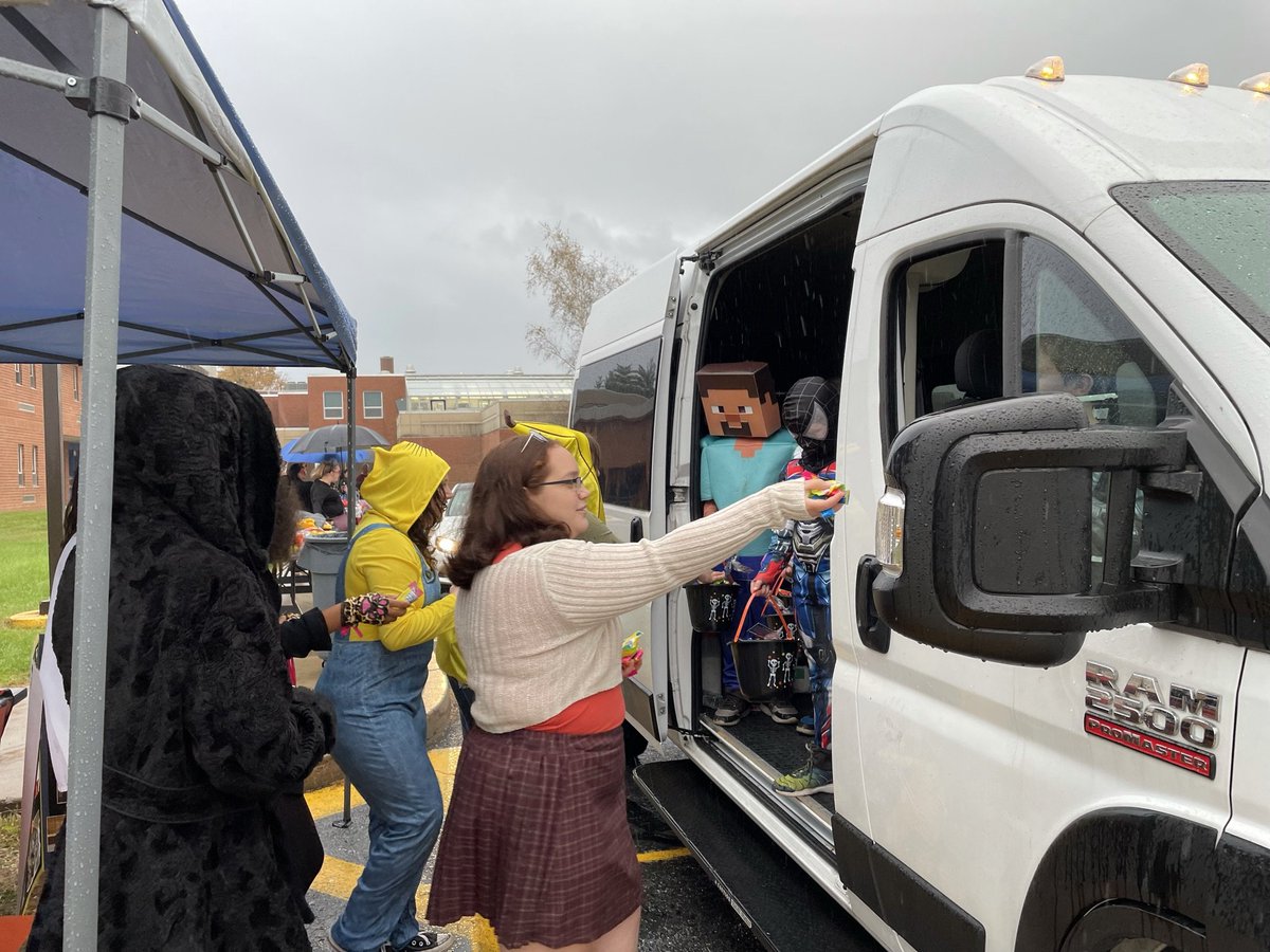 danielleu0916's tweet photo. PVHS Cultural Diversity Club had a fantastic time Saturday night passing out candy for the Community Trick or Treat night! Thank you to all the amazing students and families who participated! @PVBEARSHS https://t.co/y3p1L3yFs5
