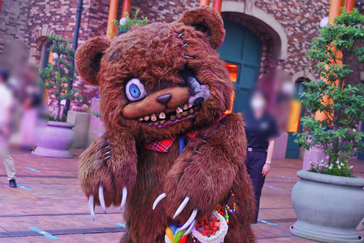 怖くてかわいい人気者！🐻くまさんのゾンビが出現！ みんなに激写され