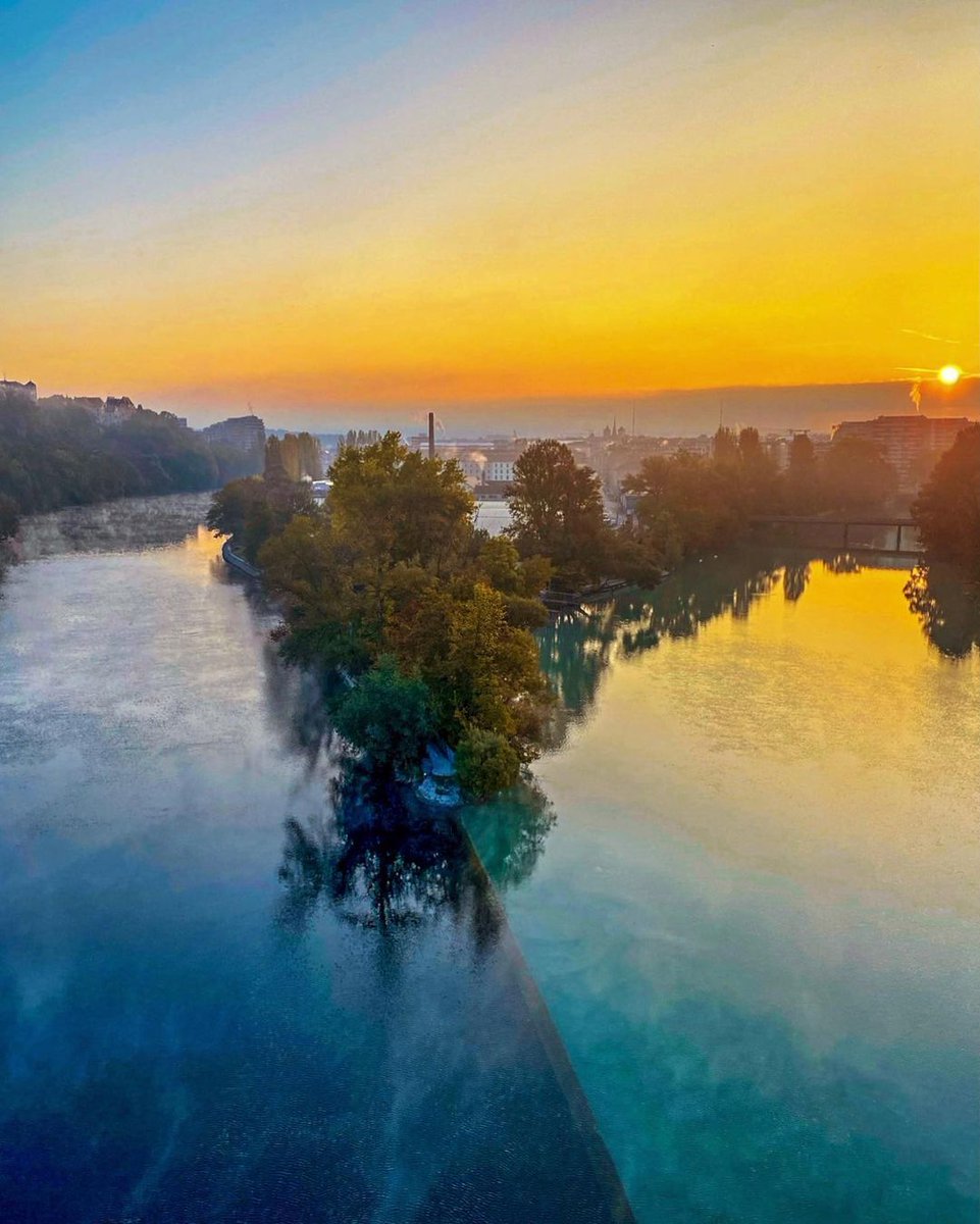 The Jonction in a golden state 🍂☀
Photo IG: geneva_soul 

#VisitGeneva