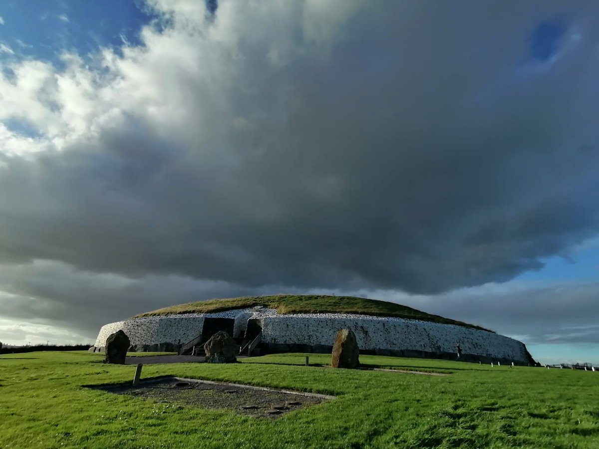 brunaboinneOPW's tweet photo. Sensational sky over Newgrange. 📷John https://t.co/Ulk0Rcq0on