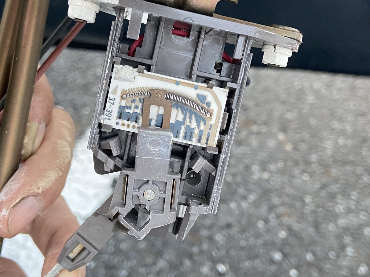 そしてこちらは16万kmのNAロードスターの燃料タンクとポンプ
ガソリンは空になったら10L給油して〜などのタンク内を少なくして使用するよりも満タン入れて使ってた方がいいです。