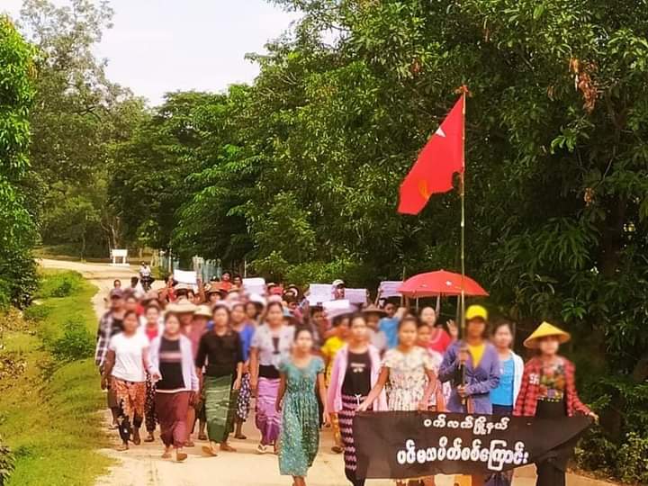 pzl_jourlm's tweet photo. Hundred of residents in #WatLet Tsp staged a coalition strike and chanted their forceful slogans to defy against the fascist army today .
#SanctionMOGE #Oct27Coup
#WhatsHappeningInMyanmar https://t.co/8RWnq32mGz