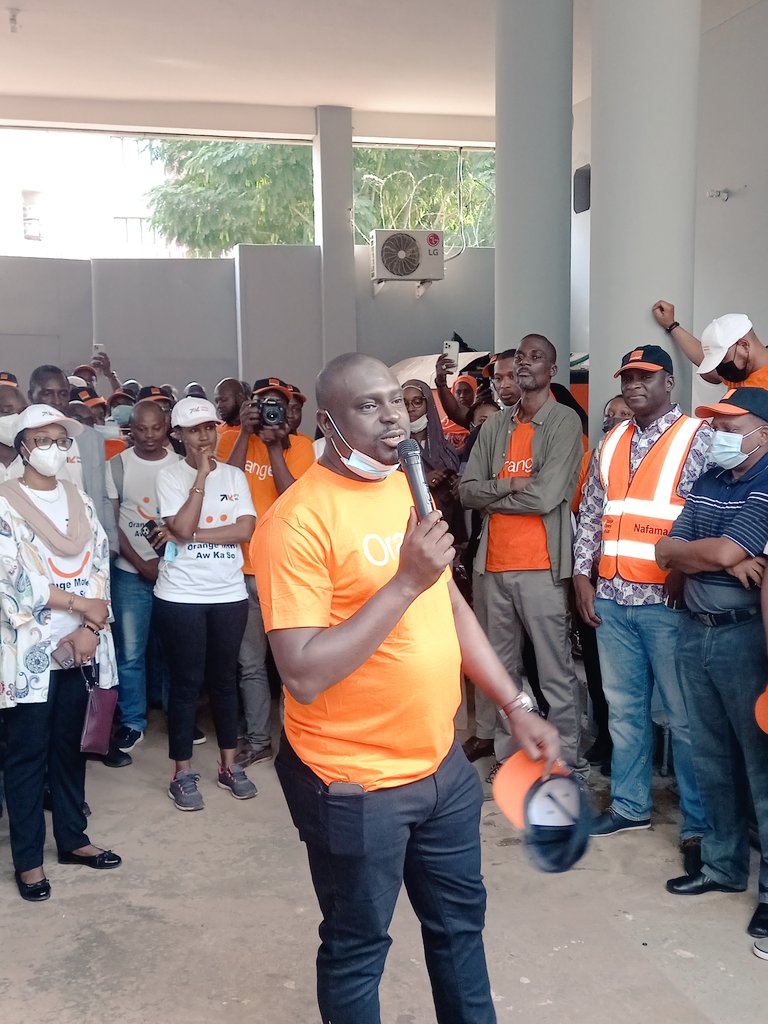 Orange_Mali's tweet photo. Top départ de la Journée tous Vendeurs. Chers clients, aujourd'hui les salariés d'Orange vont à votre rencontre. Ils vous écouteront, vous parleront de nos #offres & #services ainsi que nos #innovations.
#OFMM
#OrangeMali https://t.co/ExHyXefJTv