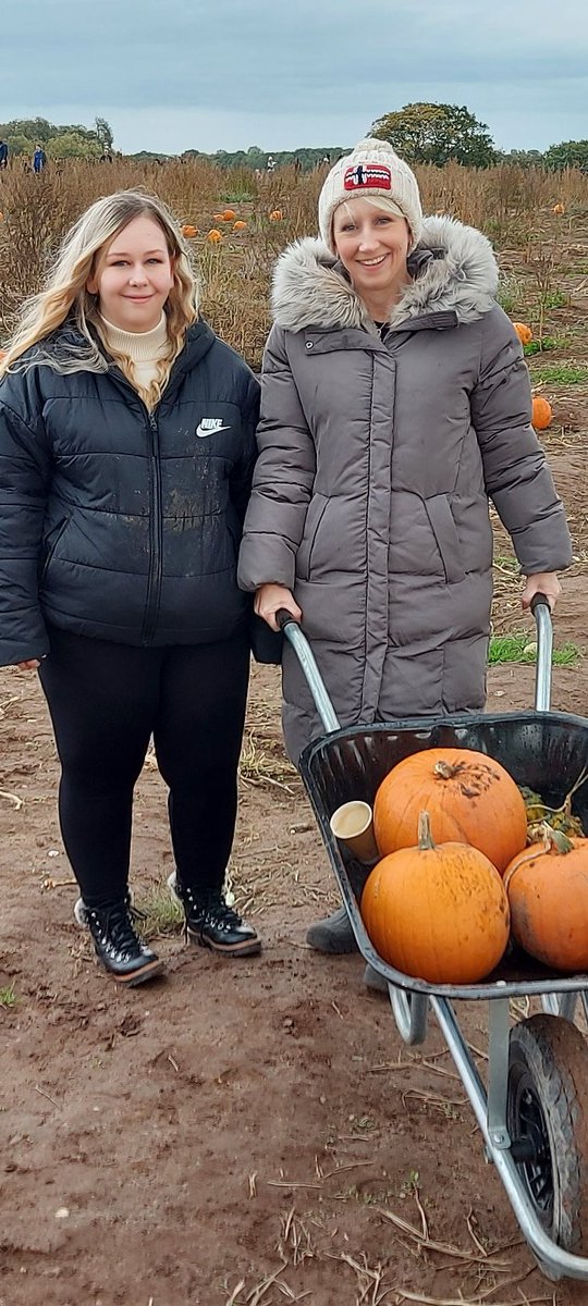 ClareP74's tweet photo. Lovely morning for pumpkin picking 🎃 🎃 🎃 #familytime https://t.co/DPFSSC2MYj