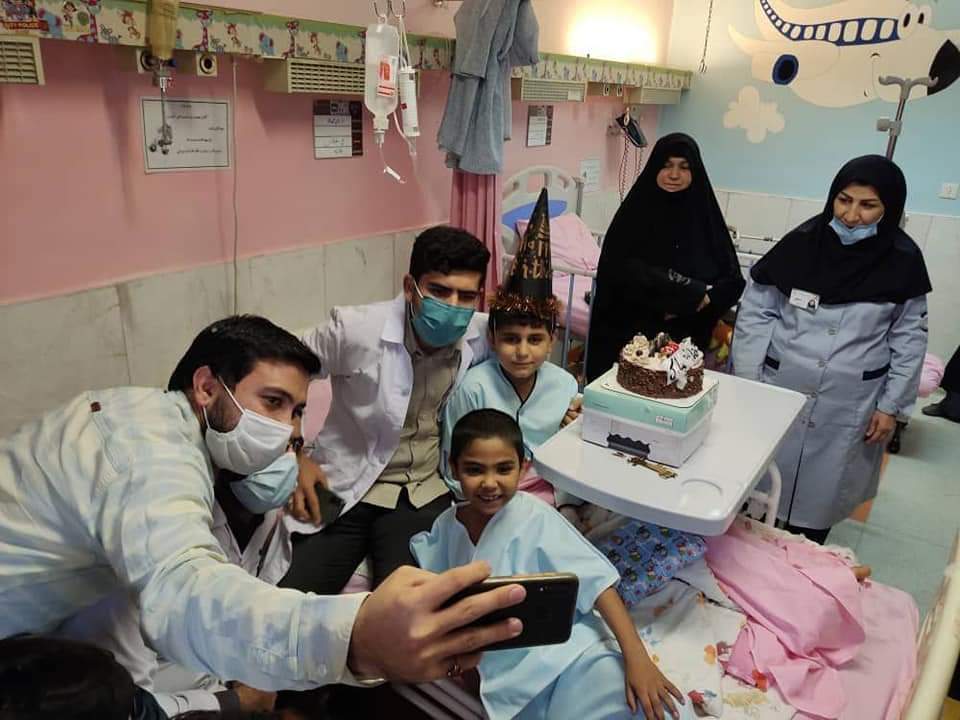 الطاقم الطبي في مشفى( بقية الله) في طهران تفاجئ، الطفل الأفغاني علي رضا، من جرحى العملية الإرهابية في مسجد الفاطمية في قندهار ، بالاحتفال بعيد ميلاده.
و قدم الأطباء و الممرضين هدايا و العاب للطفل علي رضا، و أطفال جرحى آخرين يرقدون في المشفى.