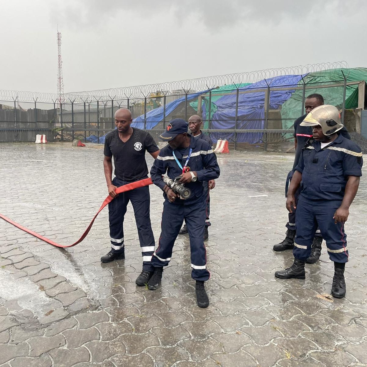 EUWeCAPS's tweet photo. #Formation de remise à niveau primo-intervenants au profil du @portdedouala #Cameroun🇨🇲
Au prog:
🔹Règles d'établissement des tuyaux
🔹Les lances/les ≠ jets
🔹Evaluat° du niveau du gpe/les manoeuvres
Obj➡️augmenter les capacités d'intervent° des #pompiers sur le #port de #Douala https://t.co/i0nQCvhu0f
