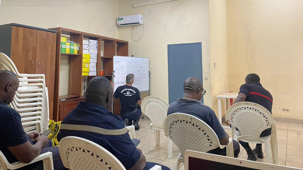 EUWeCAPS's tweet photo. #Formation de remise à niveau primo-intervenants au profil du @portdedouala #Cameroun🇨🇲
Au prog:
🔹Règles d'établissement des tuyaux
🔹Les lances/les ≠ jets
🔹Evaluat° du niveau du gpe/les manoeuvres
Obj➡️augmenter les capacités d'intervent° des #pompiers sur le #port de #Douala https://t.co/i0nQCvhu0f