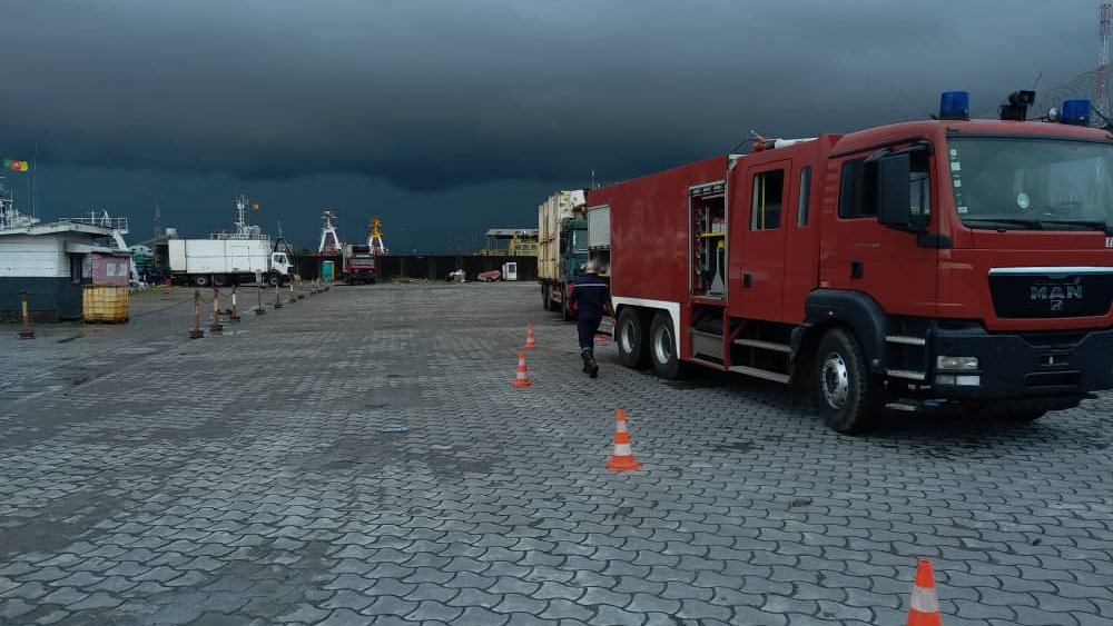 EUWeCAPS's tweet photo. #Formation de remise à niveau primo-intervenants au profil du @portdedouala #Cameroun🇨🇲
Au prog:
🔹Règles d'établissement des tuyaux
🔹Les lances/les ≠ jets
🔹Evaluat° du niveau du gpe/les manoeuvres
Obj➡️augmenter les capacités d'intervent° des #pompiers sur le #port de #Douala https://t.co/i0nQCvhu0f