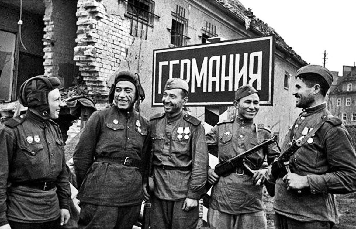 ✔️ 27.10.1944 года. Вост. Пруссия.
Лучшие бойцы, награжденные орденами и медалями: гвардии сержант С.В. Затылкин (русский), гвардии младший лейтенант Ахун Ашинбаев (узбек), ефрейтор И. Адельханов (дагестанец), сержант Иджан Исанбаев (казах) и старшина Ноэль Тамберидзе (грузин)