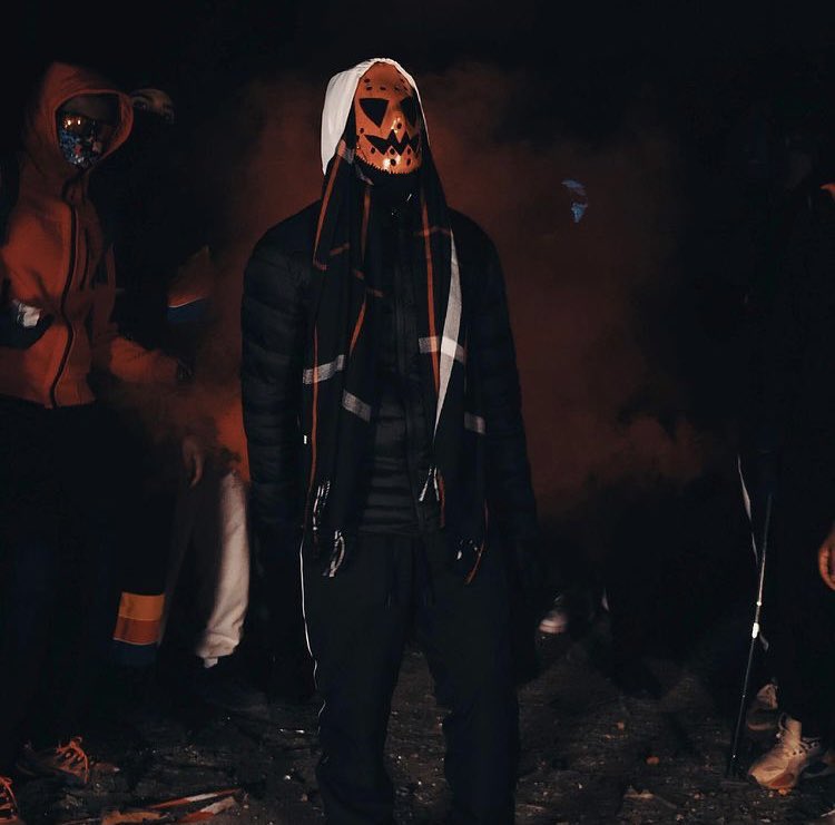 DiscoveryDrill's tweet photo. Dimanche c’est Halloween, j’espère que cet homme va sortir son projet... https://t.co/e6qaDNXdB7