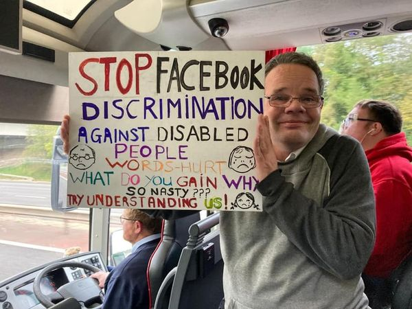 CommunitySASAP's tweet image. #facebookhasnostandards @Covactivists @grapevinecandw 
Spirits are high for today’s action in London! Facebook @Covactivists are coming for you!!