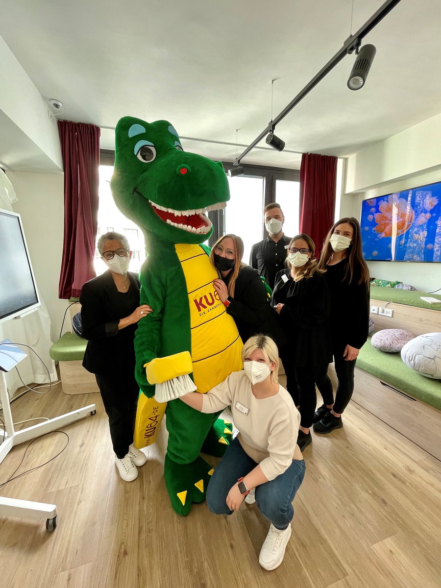 KU64Zahnarzt's tweet photo. Es gibt schönere Sachen als #Supermarktschlager: #Angstlos durch die #Nacht (und sogar im #Bundestag und im #DFBPokal). So verlassen nämlich unsere #Patienten die #Praxis! #Zahnarzt #KU64 #Berlin #Kroko https://t.co/jq27DojPfg