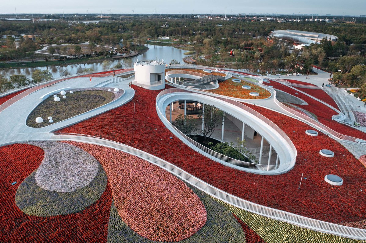 viewsfrance's tweet photo. À l’occasion de l’exposition China Flower 2021, le cabinet d’architecture ECADI a conçu le « century pavilion », un bâtiment en forme de papillon géant, recouvert de fleurs 🌸 https://t.co/QQ7Y9EDu6r